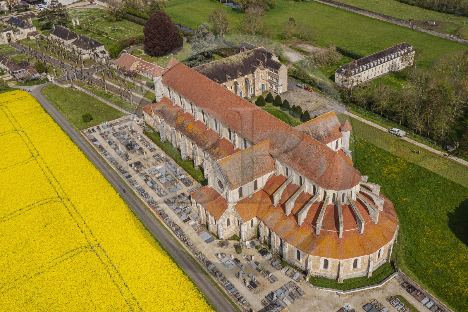 France, Yonne (89), vallée du Serein, Pontigny, l'abbaye cistercienne de Pontigny (vue aérienne) France, Yonne (89), vallée du Serein, Pontigny, l'abbaye cistercienne de Pontigny (vue aérienne)
