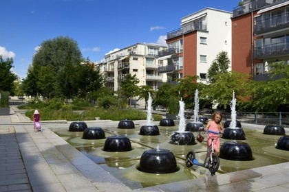 Suède, Stockholm, l'écoquartier Hammarby Sjostad précurseur en matière de développement durable, place au coeur du quartier piéton