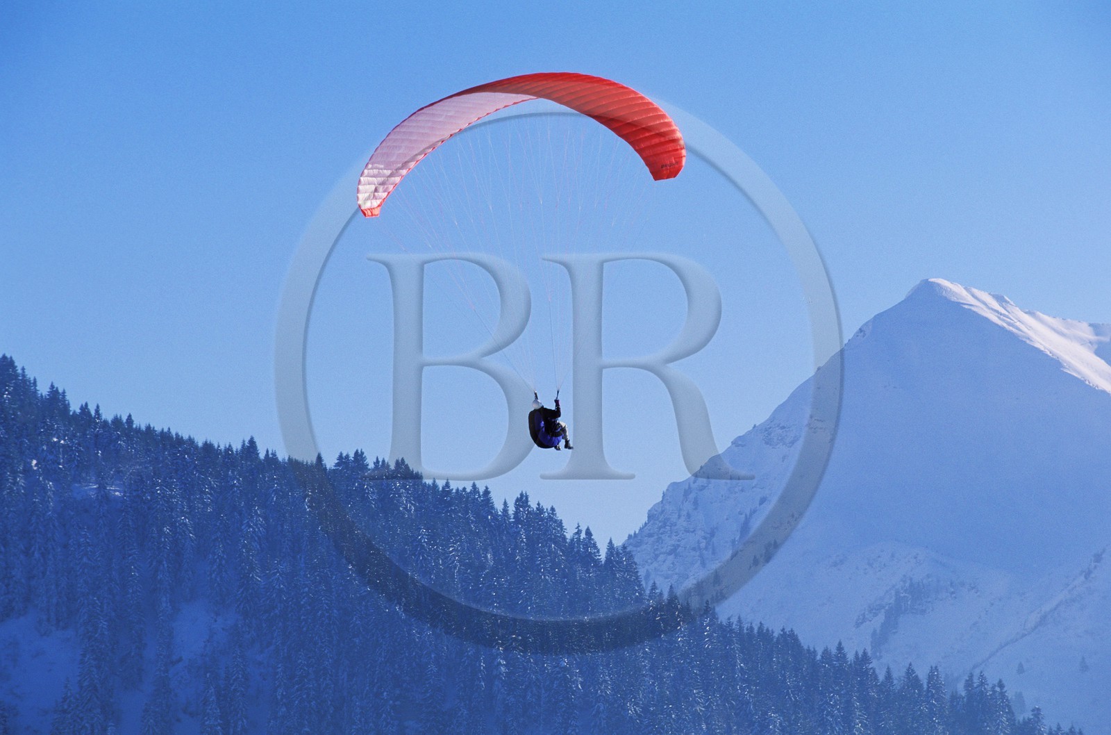 France, Haute-Savoie (74), les portes du soleil parapente au-dessus de Morzine