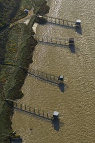 France, Charente-Maritime (17), carrelets sur la Charente (vue aérienne)
