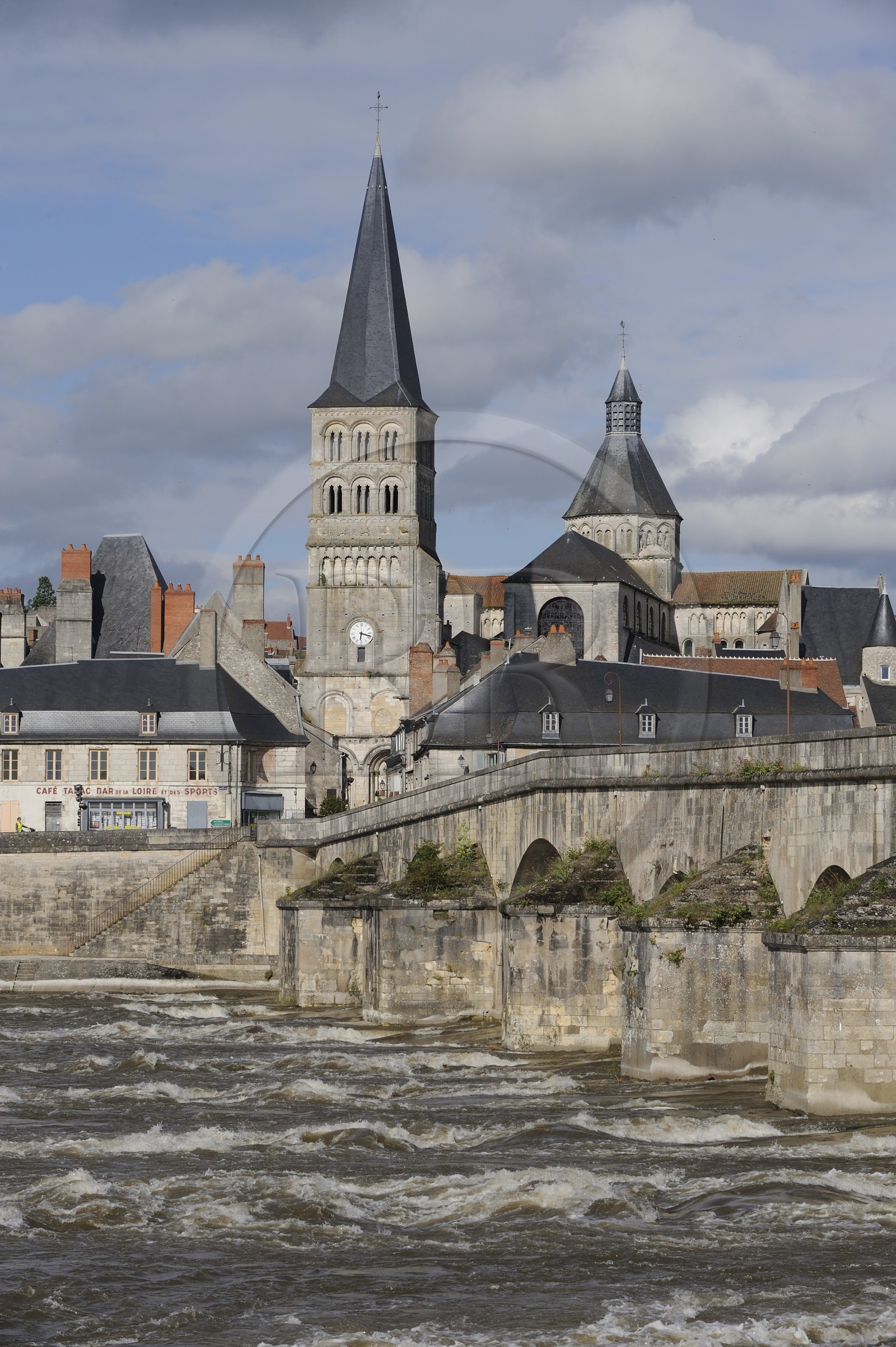 France, Nièvre (58), La Charité-sur-Loire, le pont sur la Loire dominé par le clocher Sainte Croix