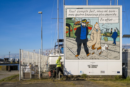 France, Loire-Atlantique (44), Saint-Nazaire, bassin à flot du chantier naval de Penhoët, une des six fresques sur panneaux de métal émaillé reproduisant des vignettes de l’album de bande dessinée sur les lieux mêmes où se déroulent les aventures de Tintin