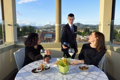 Italie, Toscane, Florence, centre historique classé Patrimoine Mondial de l'UNESCO, Palazzo Della Gherardesca, palace 5 étoiles Four Seasons Hotel Firenze, diner au sommet d'une tour dominant la ville