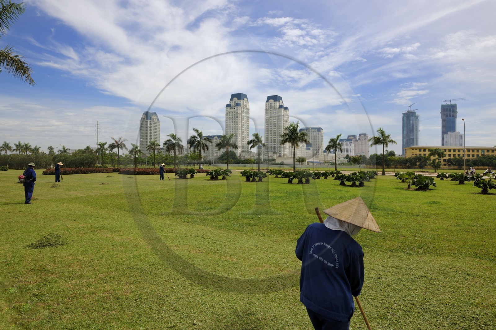 Vietnam, Hanoï, quartier de Cau Giay, nouveaux immeubles de luxe notamment The Manor au centre et le Keangnam Hanoi Landmark Tower à droite