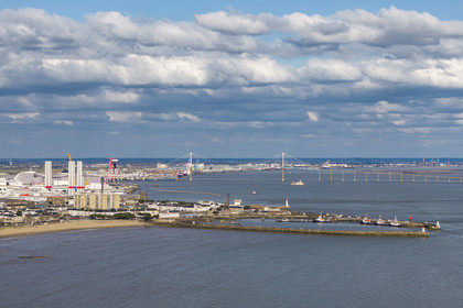 France, Loire-Atlantique (44), Saint-Nazaire, la pince de crabes (surnom donné à l'entrée Sud au bassin portuaire par les deux jetées) et le pont de Saint-Nazaire en arrière plan (vue aérienne)