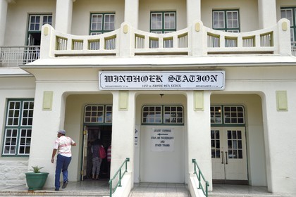 Namibie, région de Khomas, Windhoek, la gare dans Bahnhof strasse à l'architecture coloniale datant de l'époque allemande