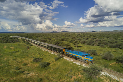 Namibie, région de Otjozondjupa, le train Shongololo express traversant le bush namibien vers Kalkfeld (vue aérienne)
