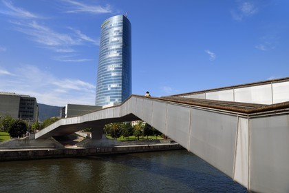 Espagne, Pays basque espagnol, Biscaye, Bilbao, la passerelle Pedro Arrupe et la Tour Iberdrola