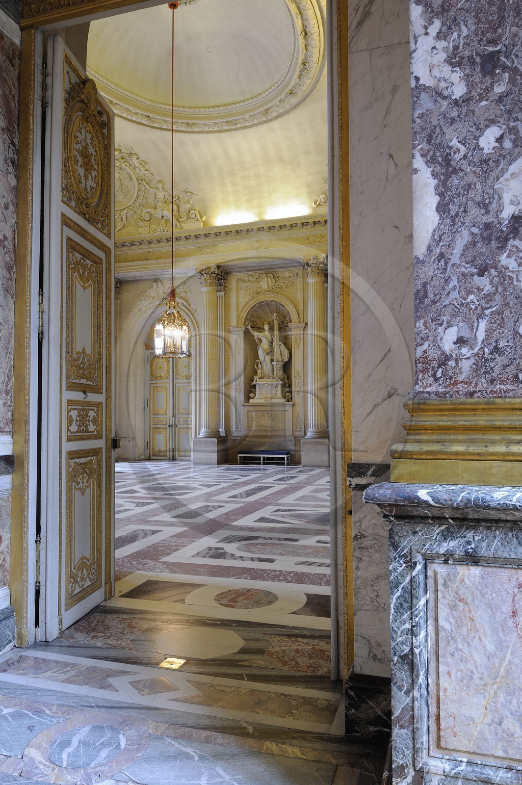 France, Yvelines (78), château de Versailles, classé Patrimoine Mondial de l'UNESCO, Salon d'Hercule, perspective vers la tribune de la chapelle