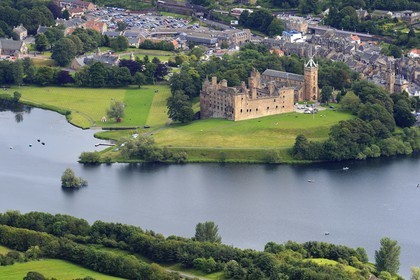 Royaume-Uni, Ecosse, West Lothian, le Linlithgow Palace à côté du Loch Linlithgow était l'une des principales résidences des rois d'Écosse dans les XVème et XVIème siècles et le lieu de naissance de Mary Stuart (vue aérienne)