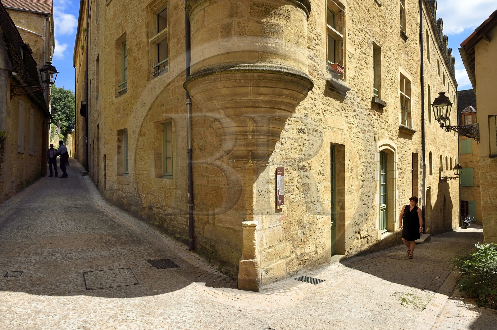 France, Dordogne (24), Périgord Noir, vallée de la Dordogne, Sarlat-la-Canéda, maison à l'angle de la rue de la Boétie et de la rue Jean Jacques Rousseau, Abbaye Sainte-Claire du XVIIème siècle, ancien couvent des Clarisses