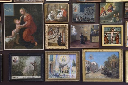 France, Var (83), Hyères, collegiale Saint Paul (XIIème siècle), elle abrite une exposition permanente de 432 ex-votos, chacun illustrant une scène de la vie quotidienne face à une situation définie de péril ou de menace