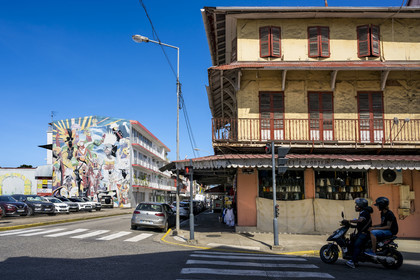 France, Guyane, Cayenne, avenue du Général de Gaulle, peinture murale représentant le carnaval du street art artiste Dom Cartooch