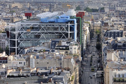France, Paris (75), Centre Pompidou ou Beaubourg, des architectes Renzo Piano, Richard Rogers et Gianfranco Franchini, et la perspaective de la rue Beaubourg