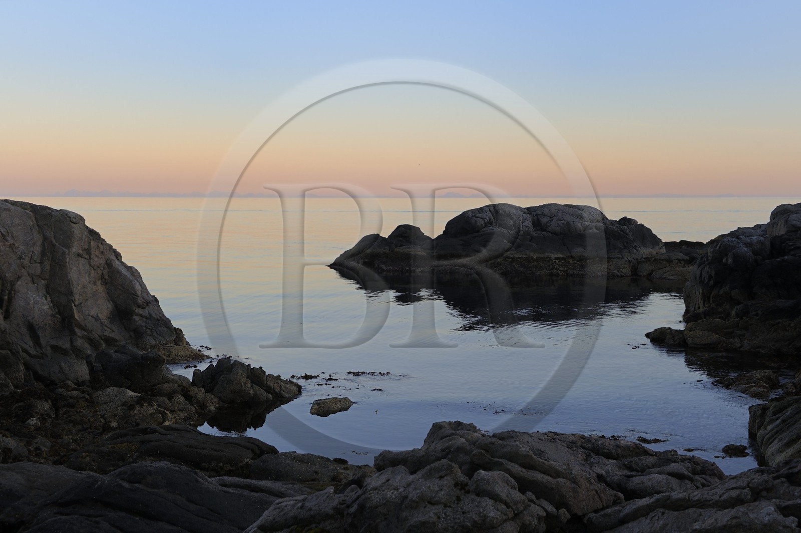 Norvège, Nordland, Iles Lofoten, Ile de Flakstadoy, coucher de soleil sur le Vestfjorden à Nesland