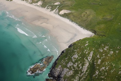 Royaume-Uni, Ecosse, Hébrides extérieures, Ile de Barra, plage de la côte Nord (vue aérienne)
