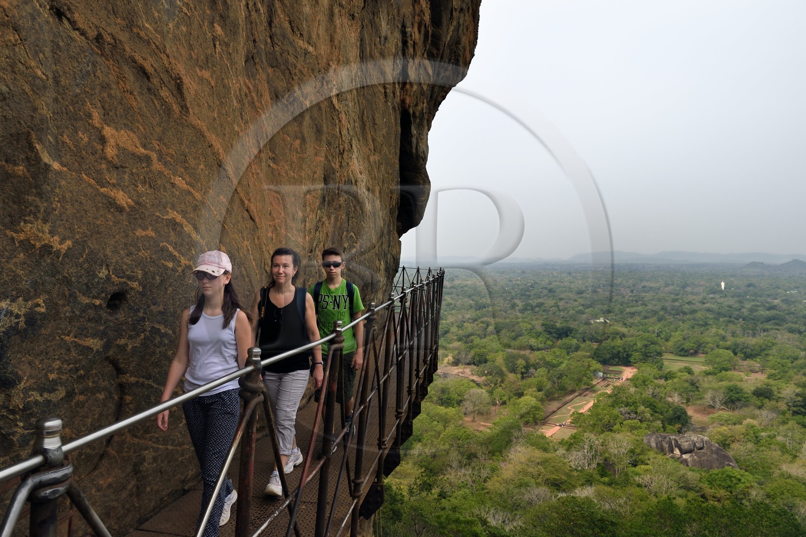 Sri Lanka, province centrale, district de Matale, Sigiriya, ville ancienne de Sigiriya classée patrimoine mondial de l'UNESCO, l'ancien palais forteresse du Rocher du Lion, passerelle accrochée à la falaise du rocher