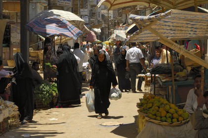 Egypte, Haute Egypte, Nubie, vallée du Nil, Assouan, le souk, étal de fruits et légumes