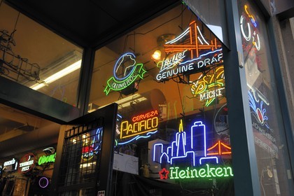 Etats-Unis, Californie, San Francisco, enseignes lumineuses de bières dans le quartier de South Of Market