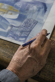 France, Paris (75), le dessinateur et auteur de bande-dessinée François Schuiten dans son atelier parisien