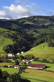 France, Pyrénées-Atlantiques (64), Pays-Basque, vallée des Aldudes, le Séchoir Collectif des Aldudes assure une prestation de séchage et l'affinage de jambons (grand batiment à droite)
