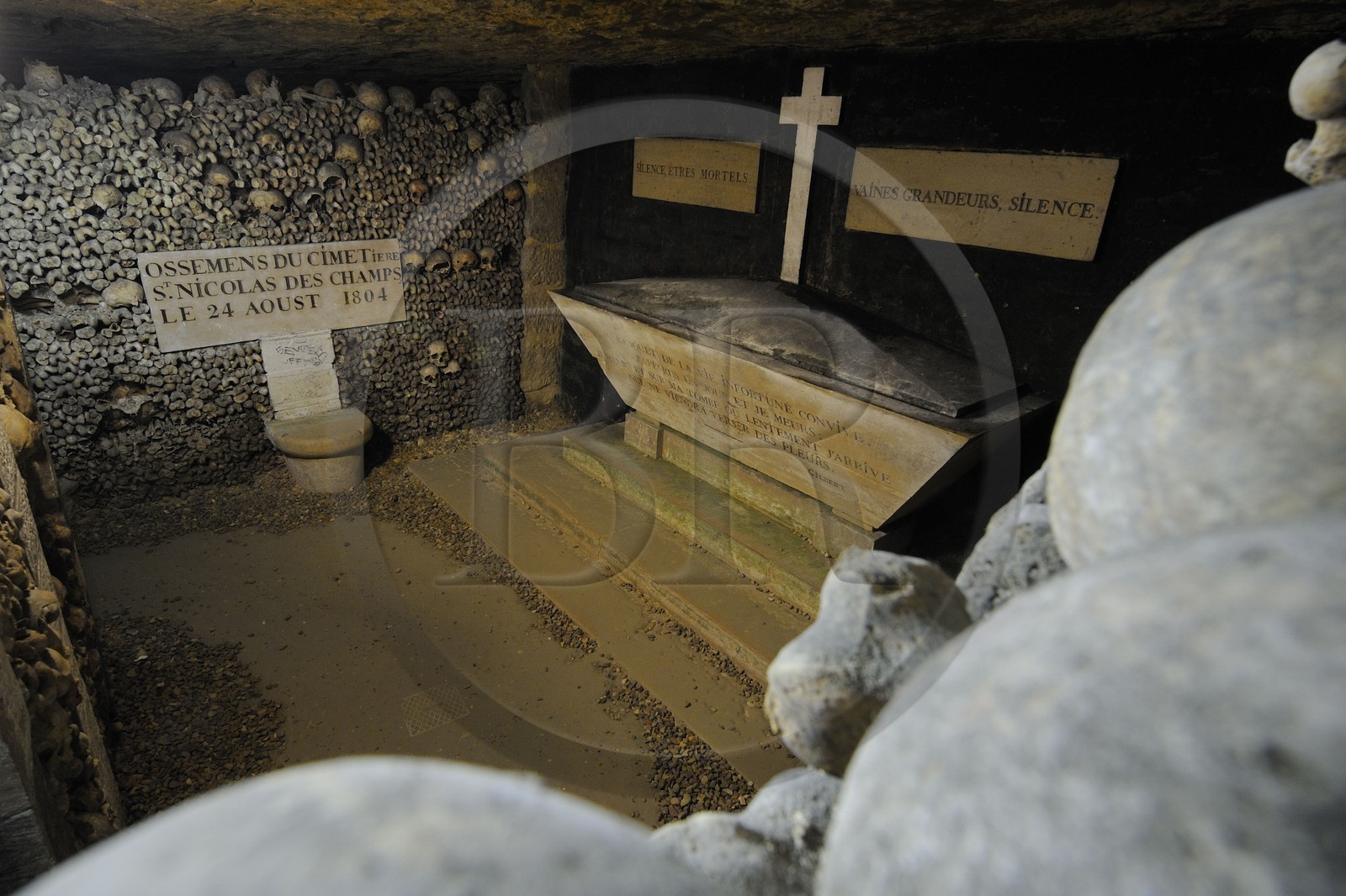 France, Paris (75), les catacombes, tombeau de Gilbert (commémoratif) France, Paris (75), les catacombes, tombeau de Gilbert (commémoratif)