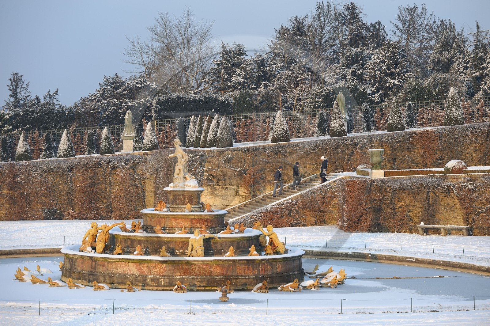 France, Yvelines (78), parc du château de Versailles sous la neige, classé Patrimoine Mondial de l'UNESCO, le Bassin de Latone