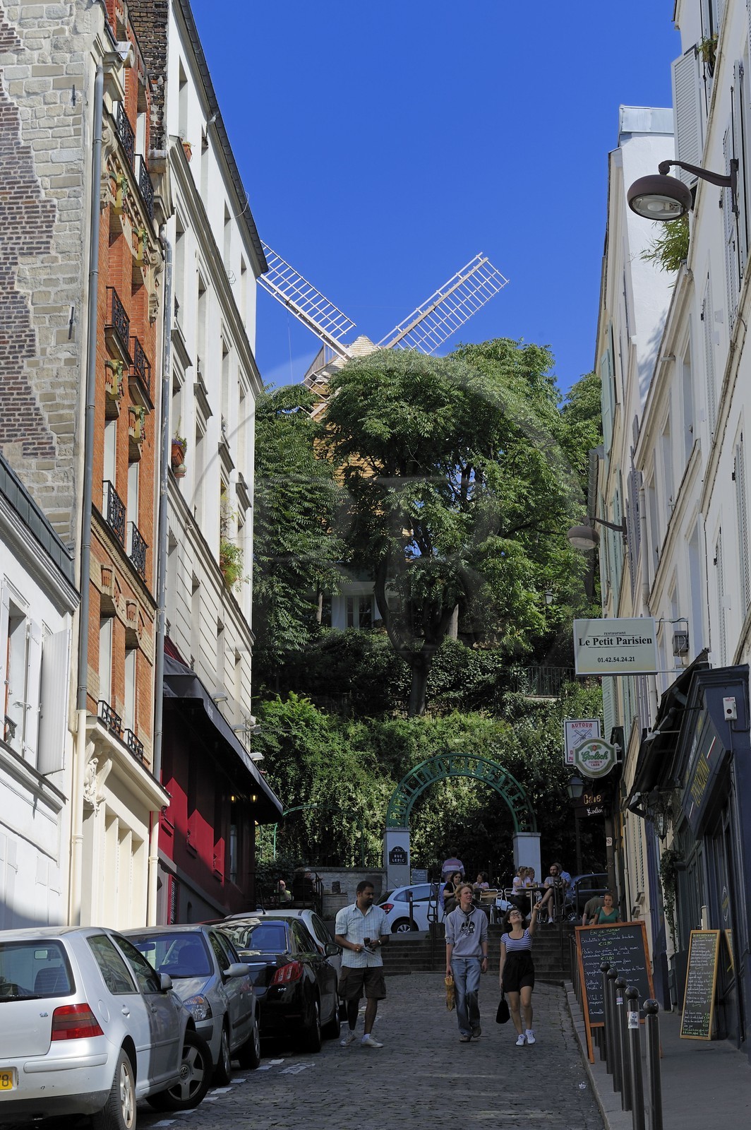 France, Paris (75), la Butte Montmartre, le Moulin de la Galette en haut de la rue Tholozé