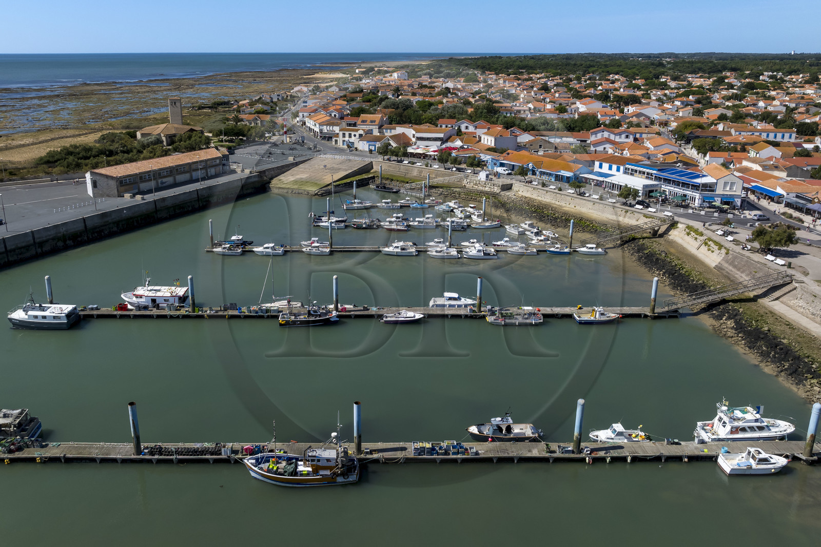 France, Charente-Maritime (17), Ile d'Oléron, port de pêche de La Cotinière (vue aérienne)