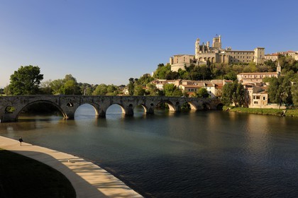 France, Herault, Beziers, Saint Nazaire cathedral and the Pont-Vieux on the Orb River