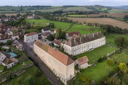France, Côte-d'Or (21), Moutiers-Saint-Jean, abbaye Saint-Jean-de-Réome, vestiges de l'abbaye (logis des moines) et de la vaste grange dîmière au premier plan (vue aérienne)