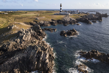 France, Finistère (29), Mer d'Iroise, Ile d'Ouessant, le phare du Créac’h et les rochers de la cote dechiquetée au Nord de l'Ile (vue aérienne)