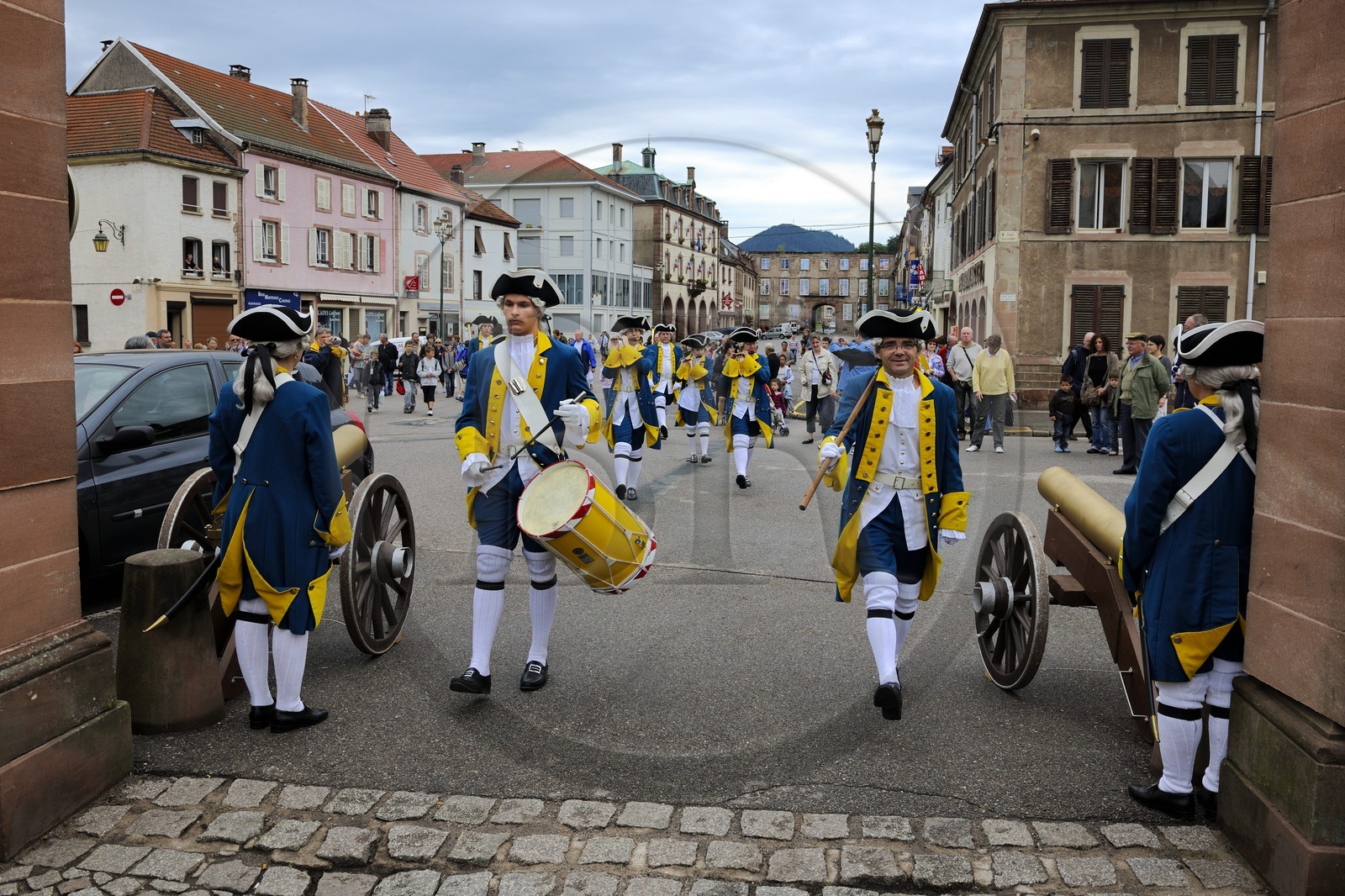 France, Vosges (88), Senones, capitale de l’ex-Principauté de Salm-Salm rattachée à la France en 1793, la relève de la Garde dans la rue principale