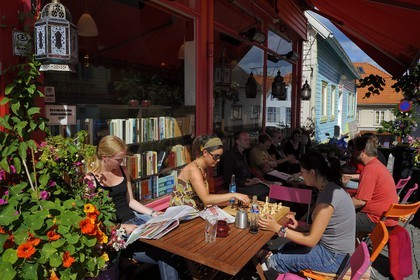 Norway, Rogaland County, Stavanger, Boker & Borst Cafe (Books&Booze) in Holmegate Street in downtown