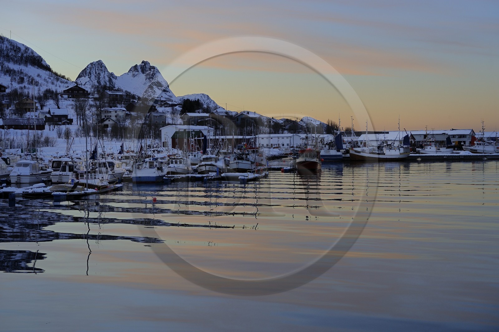 Norvège, Nordland, iles des Westeralen, port de Myre à la nuit tombante