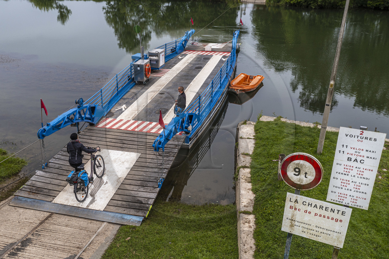 France, Charente-Maritime (17), Chaniers, bac permettant le passage sur la Charente et cycliste sur la véloroute La Flow Vélo (vue aérienne)