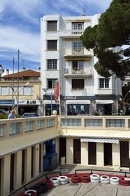France, Alpes-Maritimes (06), Antibes,  Juan-les-Pins, ancien Palais Beau Rivage, immeuble Art Déco des années 1930 de l'architecte Cesar Cavallin au 16 avenue Guy de Maupassant et ancienne cabines de bain