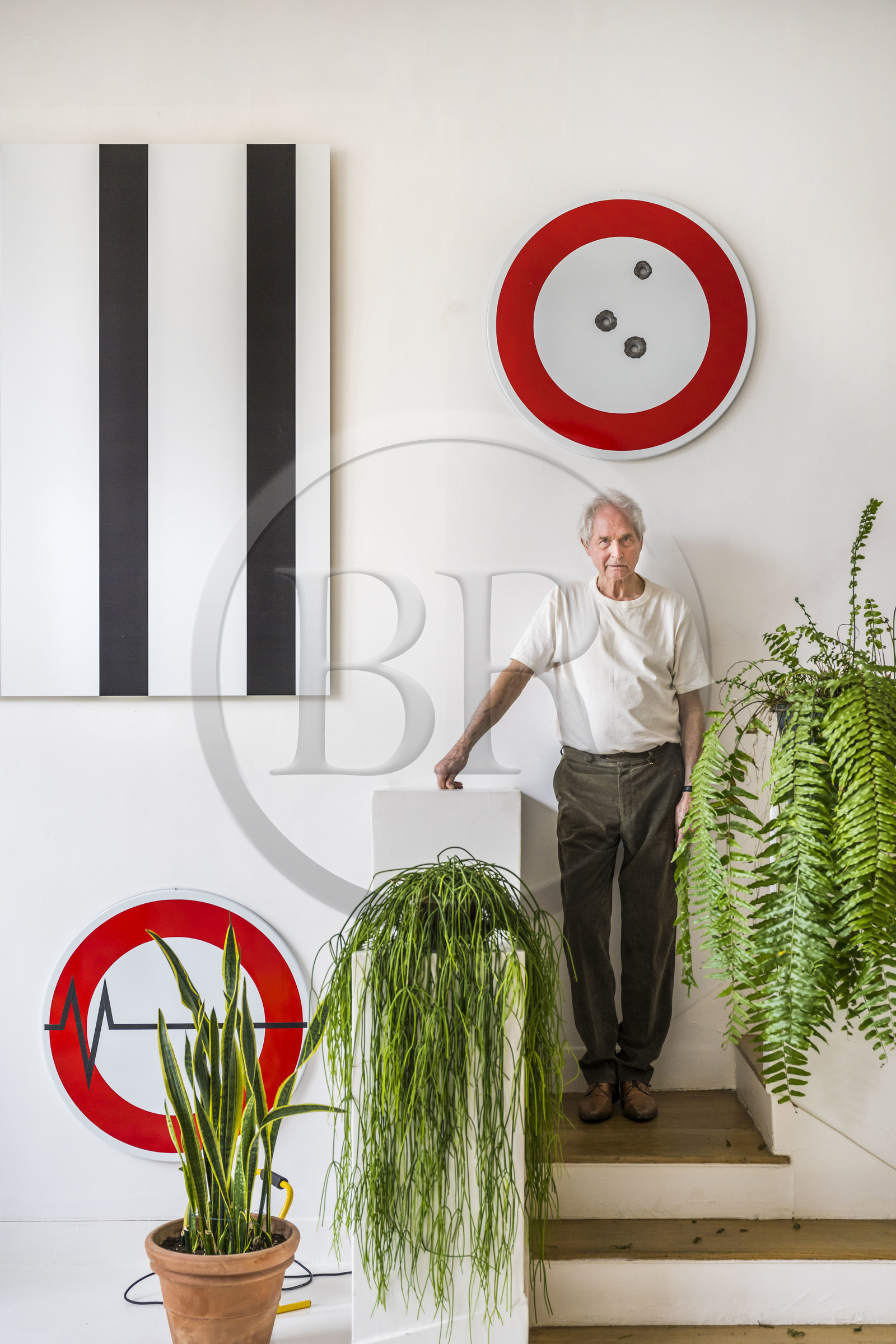 France, Paris (75), l'artiste plasticien Jean-Pierre Raynaud dans son appartement atelier
