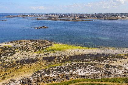 France, Finistère (29), Iles du Ponant, Ile de Batz, le chenal entre la Pointe de Penn-Batz et Roscoff en arrière plan (vue aérienne)