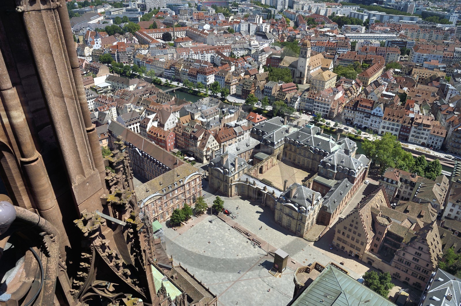 France, Bas-Rhin (67), Strasbourg, vieille ville classée au Patrimoine Mondial de l'UNESCO, la cathédrale Notre-Dame, la place du Chateau avec le Palais Rohan au centre et la Fondation de l'Oeuvre Notre-Dame à droite au premier plan, le quai des Bateliers transformé en zone de rencontre réservée aux piétons et l'église Sainte Madeleine en arrière plan