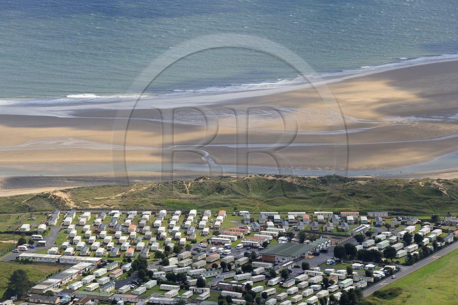 Royaume-Uni, Angleterre, Pays de Galles, maison mobile (mobile home) dans la station balnéaire de Burry Port sur l'estuaire de Loughor (vue aérienne) Royaume-Uni, Angleterre, Pays de Galles, maison mobile (mobile home) dans la station balnéaire de Burry Port sur l'estuaire de Loughor (vue aérienne)