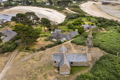 France, Finistère (29), Baie de Morlaix, Carantec, Ile Callot, la chapelle Notre Dame de Callot fondée en l'an 513 (vue aérienne)