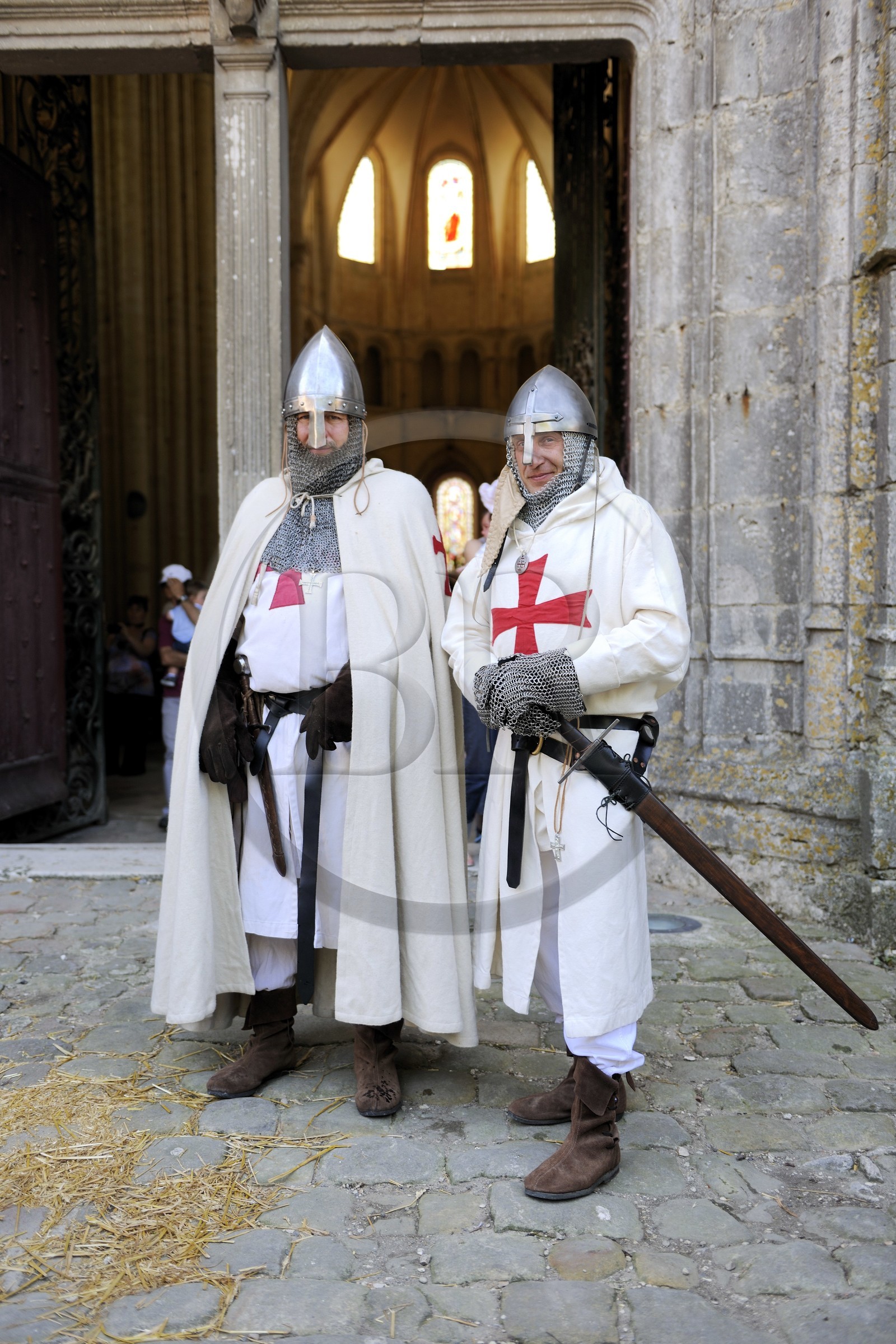 France, Seine et Marne (77), Les Médiévales de Provins, ville classée Patrimoine Mondial de l'UNESCO, templier devant l'église Saint Quiriace