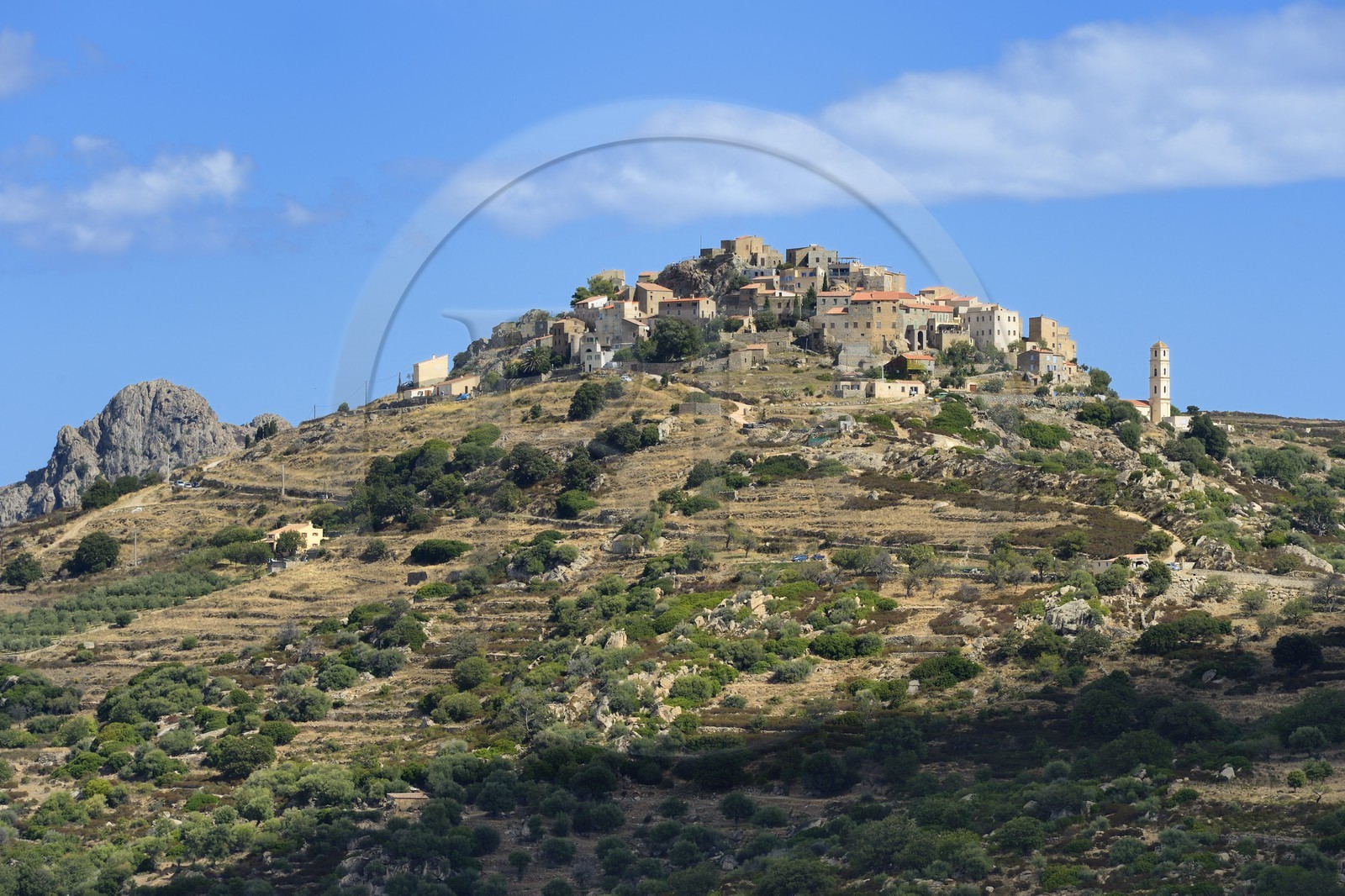 France, Haute-Corse (2B), Balagne, village perché de Sant'Antonino, labellisé Les Plus Beaux Villages de France, vue générale du village avec l'église de l'Annonciation