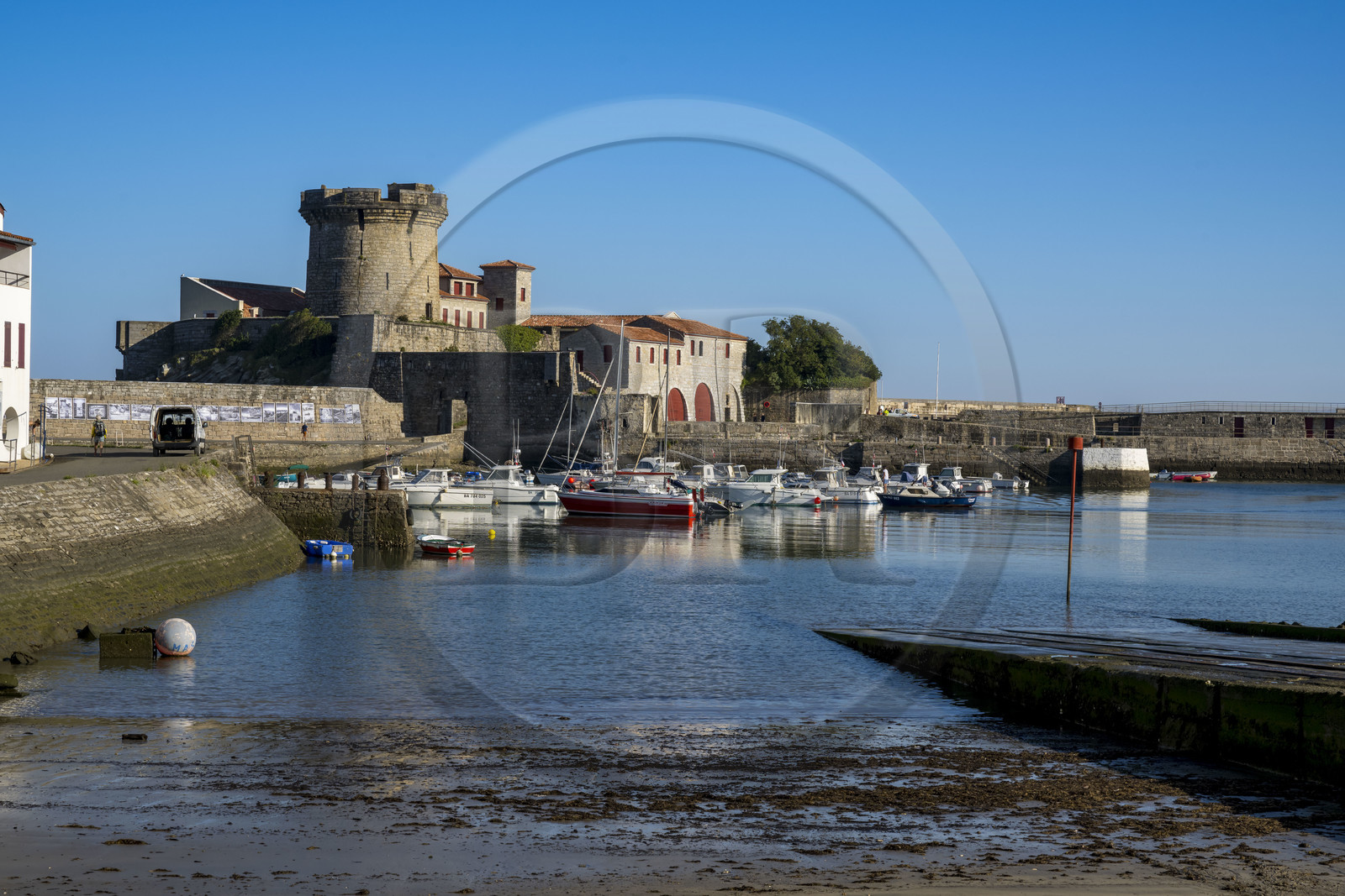 France, Pyrénées-Atlantiques (64), la côte du Pays-Basque, Ciboure, le fort de Socoa construit sous Louis XIII remanié par Vauban et son petit port de plaisance dans la baie de Saint-Jean-de-Luz France, Pyrénées-Atlantiques (64), la côte du Pays-Basque, Ciboure, le fort de Socoa construit sous Louis XIII remanié par Vauban et son petit port de plaisance dans la baie de Saint-Jean-de-Luz