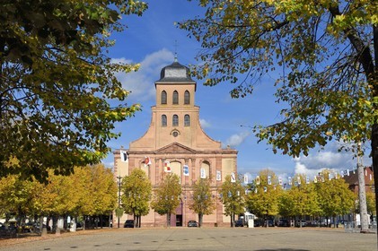 France, Haut-Rhin (68), Neuf-Brisach, ville fortifiée par Vauban, classée Patrimoine Mondial de l'UNESCO, l'église Saint-Louis sur la place d'Armes