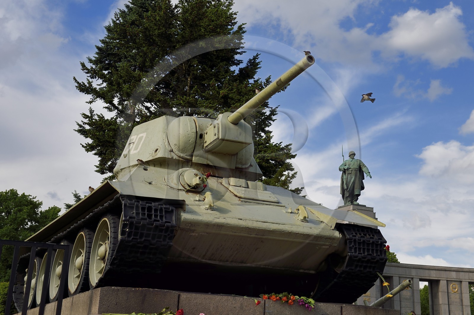 Allemagne, Berlin, quartier de Tiergaten, mémorial soviétique dédié aux 81 116 combattants de l'Armée rouge tombés durant la bataille de Berlin en avril-mai 1945, célébration annuelle de la capitulation nazie le 9 mai 1945 pour les russes