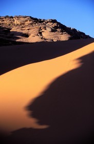 Libye, région du désert, Le Fezzan (Sahara), paysage du sud de la Tadrart-Akakus mélange de dunes et de massif de grès