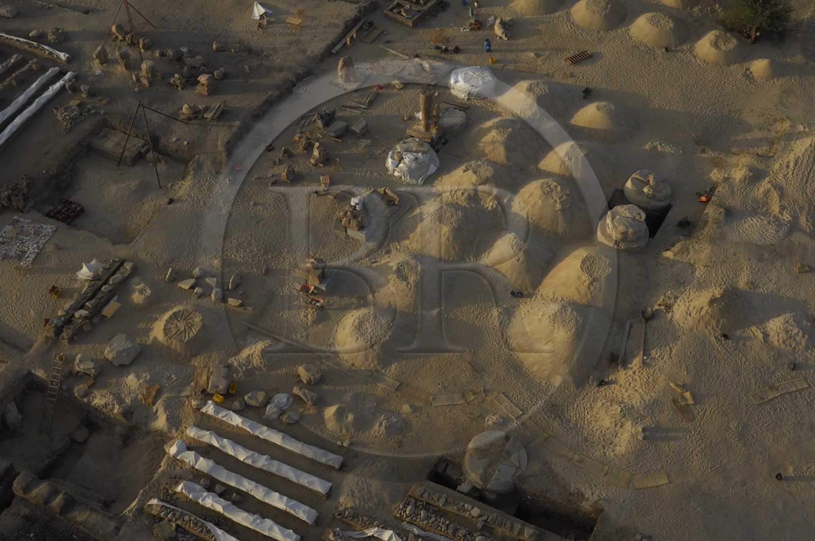 Egypte, Haute Egypte, vallée du Nil, environs de Louxor, nécropole thébaine classée Patrimoine Mondial de l'UNESCO, Thèbes Ouest, fouilles des ruines du temple lié aux colosses de Memnon (vue aérienne)