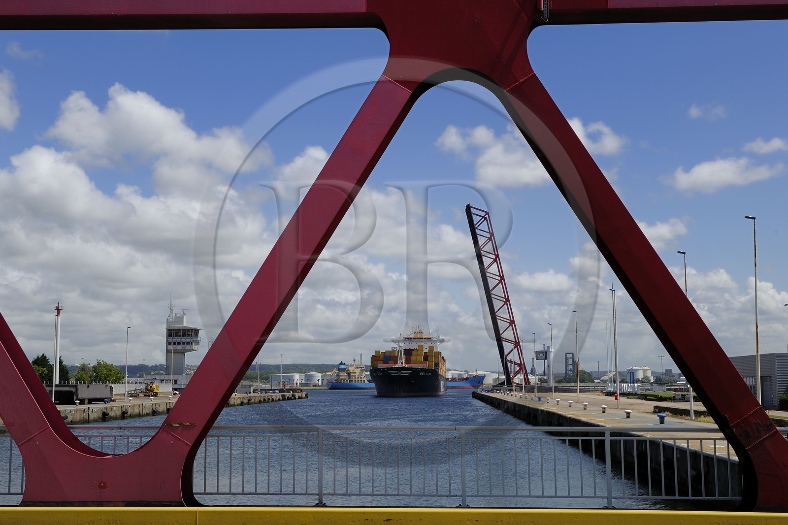 France, Seine-Maritime (76), Le Havre, le port de commerce, porte-conteneurs dans l'écluse François Ier